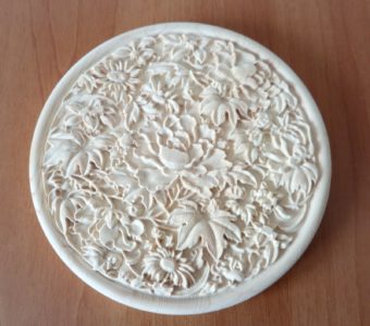 Cerchio di fiori orientali in legno realizzato con macchina CNC